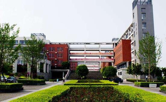 重庆电子工程职业学院学费是多少钱？