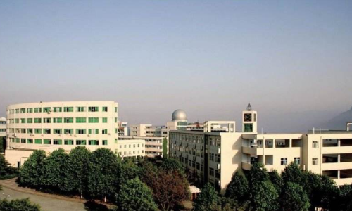 重庆市万州职业教育中心一年的学费是多少？