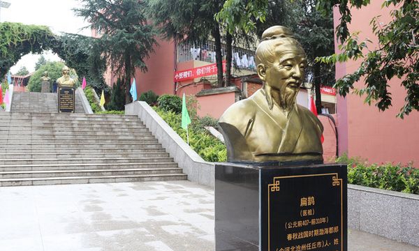 云南新型职业学院扁鹊塑像