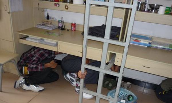 红河卫生职业学院中专部寝室书桌
