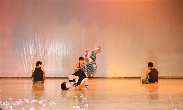 昆明财经管理专修学校街舞表演