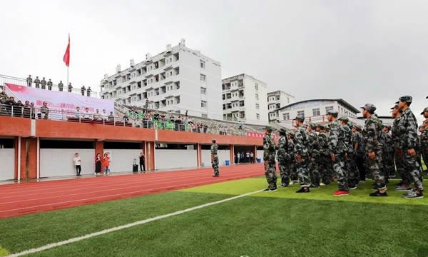 重庆三峡水利电力学校军训（5）