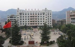 学校正面